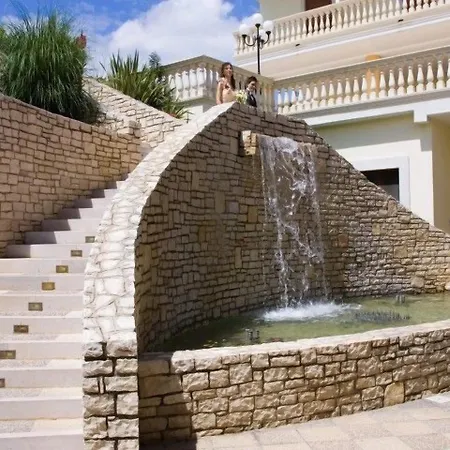 Unico Serrone Palace 코라토