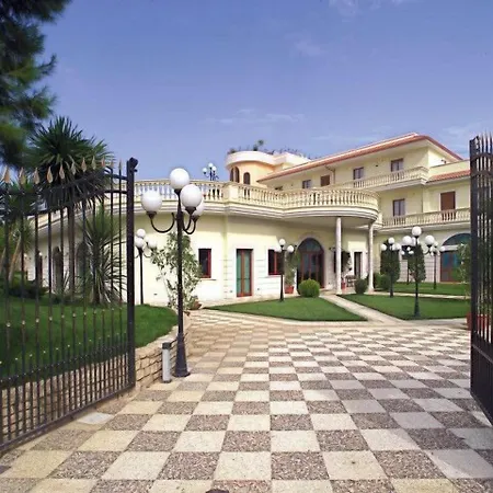 Unico Serrone Palace فندق كوراتو