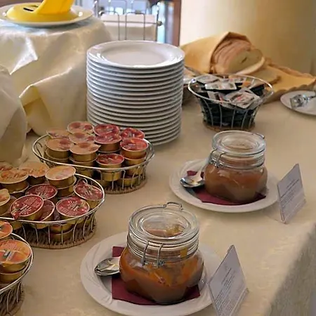 Unico Serrone Palace Ξενοδοχείο 4*