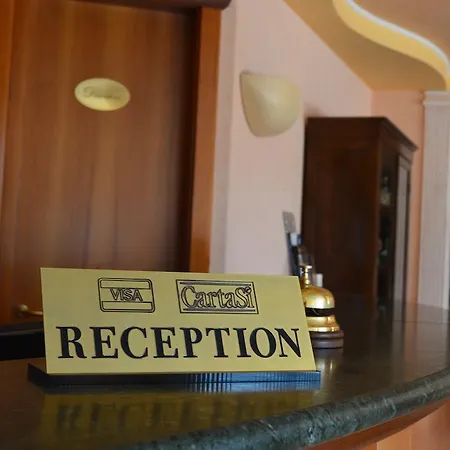호텔 Unico Serrone Palace 4*